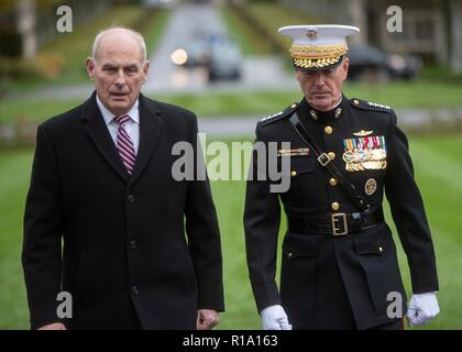 Belleau legno, Francia. Decimo Nov, 2018. U.S Joint Chiefs Presidente gen. Giuseppe Dunford, destra, cammina con il capo del personale della Casa Bianca, John Kelly, sinistra, durante una cerimonia in Aisne - Marne Cimitero Americano vicino la guerra mondiale una battaglia di massa del legno Belleau Novembre 10, 2018 in Belleau, Francia. Presidente Donald Trump è stato programmato per partecipare alla cerimonia ma cancellata a causa di condizioni meteorologiche avverse. Credito: Planetpix/Alamy Live News Foto Stock