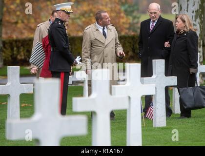 Belleau legno, Francia. Decimo Nov, 2018. U.S Joint Chiefs Presidente gen. Giuseppe Dunford, sinistra, Capo del Personale della Casa Bianca John Kelly, destro, e le loro mogli da banco la Aisne - Marne Cimitero Americano vicino la guerra mondiale una battaglia di massa del legno Belleau Novembre 10, 2018 in Belleau, Francia. Presidente Donald Trump è stato programmato per partecipare alla cerimonia ma cancellata a causa di condizioni meteorologiche avverse. Credito: Planetpix/Alamy Live News Foto Stock