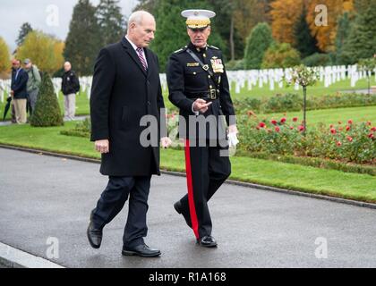 Belleau legno, Francia. Decimo Nov, 2018. U.S Joint Chiefs Presidente gen. Giuseppe Dunford, destra, cammina con il capo del personale della Casa Bianca, John Kelly, sinistra, durante una cerimonia in Aisne - Marne Cimitero Americano vicino la guerra mondiale una battaglia di massa del legno Belleau Novembre 10, 2018 in Belleau, Francia. Presidente Donald Trump è stato programmato per partecipare alla cerimonia ma cancellata a causa di condizioni meteorologiche avverse. Credito: Planetpix/Alamy Live News Foto Stock