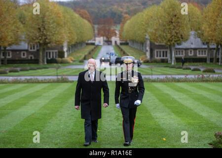 Belleau legno, Francia. Decimo Nov, 2018. U.S Joint Chiefs Presidente gen. Giuseppe Dunford, destra, cammina con il capo del personale della Casa Bianca, John Kelly, sinistra, durante una cerimonia in Aisne - Marne Cimitero Americano vicino la guerra mondiale una battaglia di massa del legno Belleau Novembre 10, 2018 in Belleau, Francia. Presidente Donald Trump è stato programmato per partecipare alla cerimonia ma cancellata a causa di condizioni meteorologiche avverse. Credito: Planetpix/Alamy Live News Foto Stock