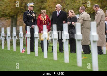 Belleau legno, Francia. Decimo Nov, 2018. U.S Joint Chiefs Presidente gen. Giuseppe Dunford, sinistra, Capo del Personale della Casa Bianca John Kelly, destro, e le loro mogli da banco la Aisne - Marne Cimitero Americano vicino la guerra mondiale una battaglia di massa del legno Belleau Novembre 10, 2018 in Belleau, Francia. Presidente Donald Trump è stato programmato per partecipare alla cerimonia ma cancellata a causa di condizioni meteorologiche avverse. Credito: Planetpix/Alamy Live News Foto Stock