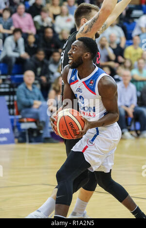 Crystal Palace National Sports Centre di Londra, UK, 10 novembre 2018. A seguito di una apremente contesi prima metà del BBL partita di campionato tra la squadra di casa London City Royals e visitatori piloti di Leicester, il gioco ha dovuto essere abbandonato con leader di Royals 51:45 (5:54 rimanente nel trimestre 3) a causa della pioggia relative della perdita del tetto sulla corte e lettore risultante pregiudizio. Foto Stock