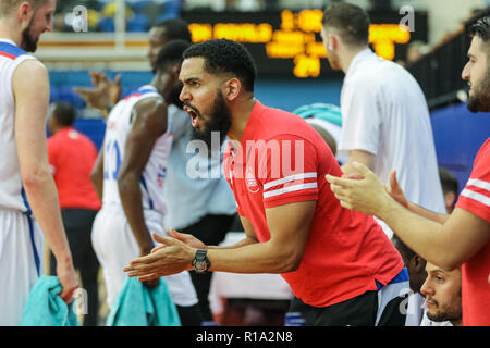 Crystal Palace National Sports Centre di Londra, UK, 10 novembre 2018. A seguito di una apremente contesi prima metà del BBL partita di campionato tra la squadra di casa London City Royals e visitatori piloti di Leicester, il gioco ha dovuto essere abbandonato con leader di Royals 51:45 (5:54 rimanente nel trimestre 3) a causa della pioggia relative della perdita del tetto sulla corte e lettore risultante pregiudizio. Foto Stock