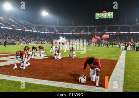 Stanford, in California, Stati Uniti d'America. Decimo Nov, 2018. Stanford entra in uno stadio pieno di fumo da vicino a incendi prima che il NCAA Football gioco tra la Oregon State castori e Stanford Cardinale presso la Stanford Stadium a Stanford in California. Chris Brown/CSM/Alamy Live News Foto Stock