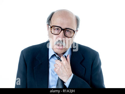 Ritratto di senior business maturo Uomo con testa calva sul suo 60s stressato e frustrato cercando ubriaco devastato e sopraffatti in problemi di lavoro su Foto Stock