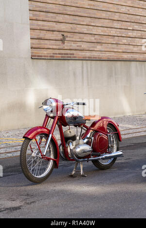 Praga, Repubblica Ceca - 8 Marzo 2018: Dettaglio di rosso vintage moto Jawa 125 prodotte nella ex Cecoslovacchia permanente sulla strada a Marzo 8, 2018 HO Foto Stock