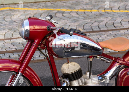 Praga, Repubblica Ceca - 8 Marzo 2018: Dettaglio di rosso vintage moto Jawa 125 prodotte nella ex Cecoslovacchia permanente sulla strada a Marzo 8, 2018 HO Foto Stock