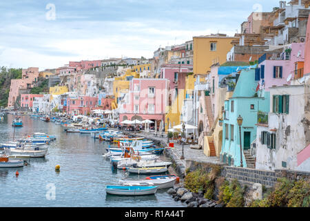 Marina Corricella, colorato villaggio di pescatori sull'isola di Procida nel Golfo di Napoli, Italia. Foto scattata dalla scogliera. Foto Stock