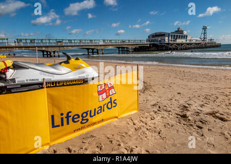 Bournemouth Beach in alta stagione con apparecchiature salvavita pronto a salvare vite umane Foto Stock