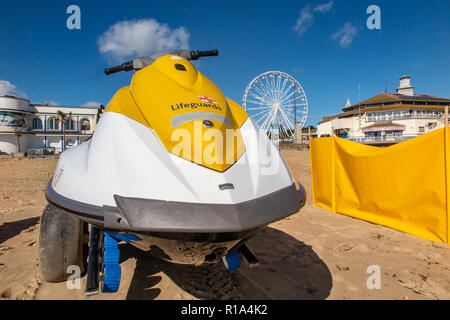 Bournemouth Beach in alta stagione con apparecchiature salvavita pronto a salvare vite umane Foto Stock