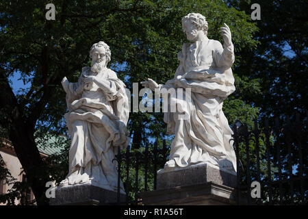 Le statue dei santi nella Chiesa degli Apostoli Pietro e Paolo nella città vecchia di Cracovia in Polonia Foto Stock