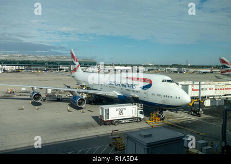 Un British Airways Boeing 747 sull'asfalto al Terminal 5 di Londra Heathrow, Londra, Regno Unito. Foto Stock