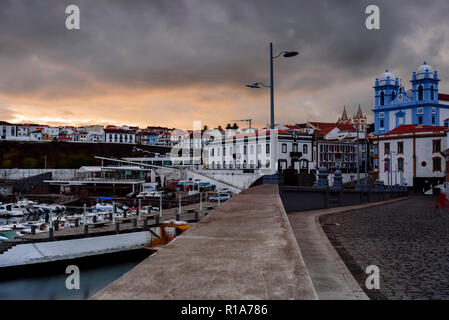 Vista di angra do heroismo al tramonto, Terceira, Azzorre, Portogallo Foto Stock