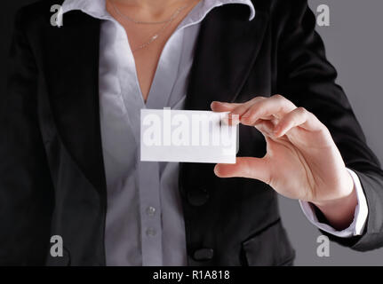 Close up.business donna mostra blank business card.isolati su Foto Stock