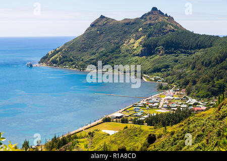 Vista aerea del villaggio Ahurei, scarico nave nel porto, Rapa Iti isola, Bass Isole (Austral, Tubuai), Polinesia francese, Oceania, Pacifico del Sud Foto Stock