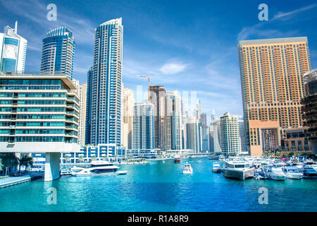 Bellissima vista del porticciolo turistico di Dubai il lago con un lussuoso superyacht e gli edifici colorati Foto Stock