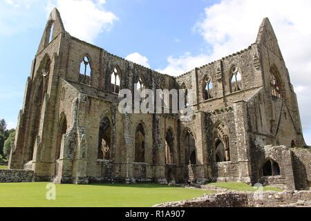 Le antiche rovine di Tintern Abbey in Galles, in una bella giornata di sole Foto Stock