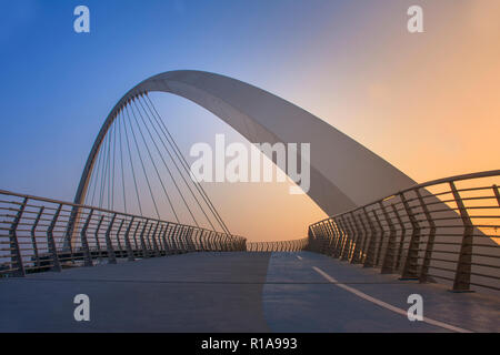 Sera colpo di Dubai acqua ponte sul canale di nuova attrazione della città di Dubai Foto Stock