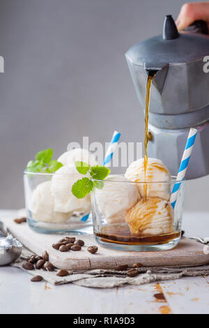 Gelato alla vaniglia e caffè galleggiante Foto Stock