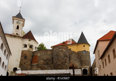 Un cortile interno del castello Palanok, visto con tetti a Mukachevo, Ucraina Foto Stock