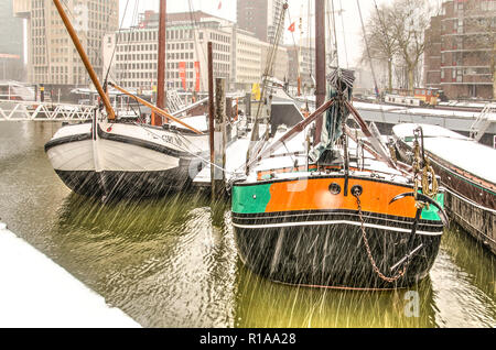 Rotterdam, Paesi Bassi, dicembre 11, 2017: due storici chiatte nel museo marittimo del porto al Leuvehaven durante una tempesta di neve su un freddo inverno d Foto Stock