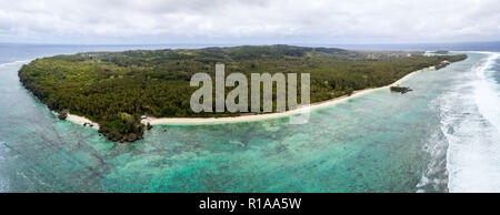 Vista aerea di isola Rimatara giallo con spiagge di sabbia di azure acque blu turchese. Isole Tubuai (Isole Australi), Polinesia francese, Oceania. Foto Stock