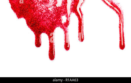Fluente gocce di red lip gloss con glitter. Isolato su sfondo bianco. Foto Stock