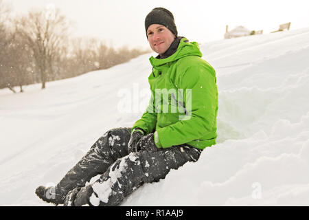 L'uomo godendo il momento nella stagione invernale Foto Stock