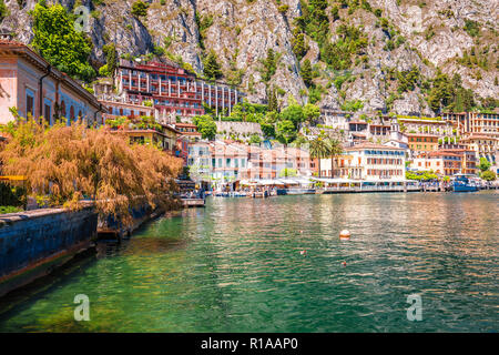 Limone sul Garda turchese Mare e lago vista delle scogliere, cittadina nel Lago di Garda, Lombardia, Italia Foto Stock