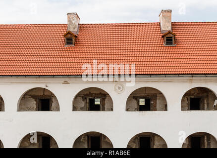 Galleria con tetto e porte, cortile interno del castello Palanok, Mukachevo, Ucraina Foto Stock