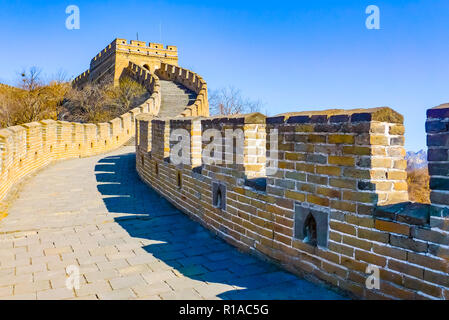 Scalinata che conduce a una torre in un edificio restaurato del tratto della Grande Muraglia a Mutianyu, vicino a Pechino, Cina Foto Stock