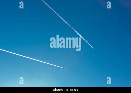 Due piani con tracce su un cielo blu sullo sfondo. Spazio di copia Foto Stock