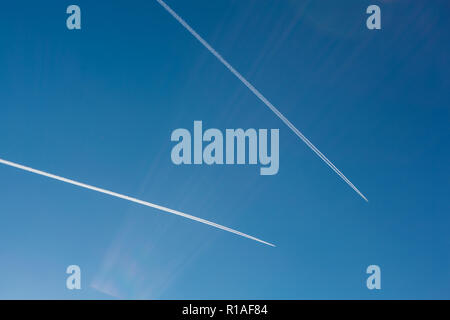 Due piani con tracce su un cielo blu sullo sfondo. Spazio di copia Foto Stock