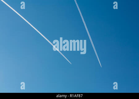 Due piani con tracce su un cielo blu sullo sfondo. Spazio di copia Foto Stock