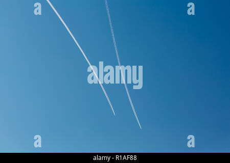 Due piani con tracce su un cielo blu sullo sfondo. Spazio di copia Foto Stock