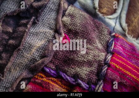 Tirante di colorante tessuto strappati Foto Stock
