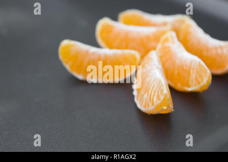 Sei arancio mandarino tagliati a fettine vista dall'alto isolato su sfondo grigio Foto Stock