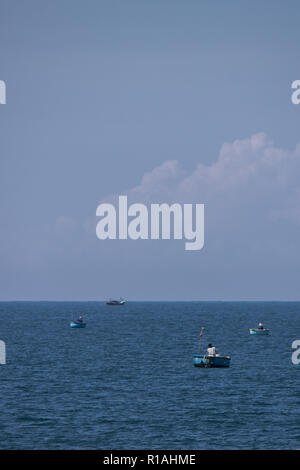 Fisher barche in mare a mui ne vietnam Foto Stock