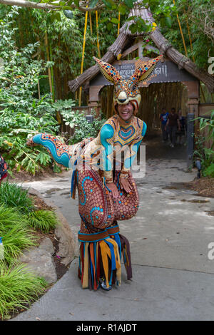 Uomo vestito da cartone animato, come kangaroo in San Diego Zoo Safari Park, Escondido, CA, Stati Uniti Foto Stock