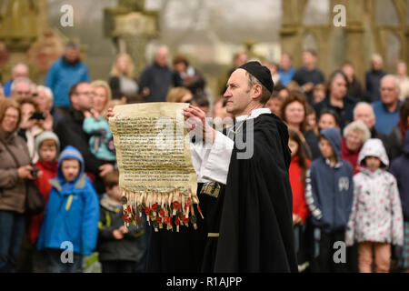 Rievocazione della firma del 1320 Dichiarazione di Arbroath, Arbroath Abbey, Angus, Scozia. Foto Stock