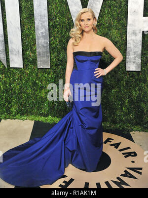 Reese Witherspoon  137 a Vanity Fair 2013 Oscar party presso il Sunset Tower di Los Angeles.Reese Witherspoon  137 evento nella vita di Hollywood - California, tappeto rosso Evento, STATI UNITI D'AMERICA, industria cinematografica, celebrità, fotografia, Bestof, arte cultura e intrattenimento, Topix celebrità moda, migliori della vita di Hollywood, evento nella vita di Hollywood - California, moquette rossa e dietro le quinte, movie celebrità, personaggi televisivi, musica celebrità, Topix, Bestof, arte cultura e intrattenimento, verticale, una persona, la fotografia di moda, a piena lunghezza e 2013 Indagine tsuni@Gamma-USA.com , Tsuni Credito / STATI UNITI D'AMERICA, Foto Stock