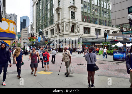 Scena di strada nel centro cittadino di Boston, Massachusetts, con Primark store in background Foto Stock