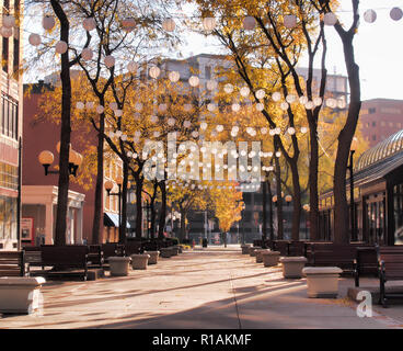 Syracuse, New York, Stati Uniti d'America. Novembre 10, 2018. Viale pedonale nel quartiere di lusso di Hanover Square nel centro cittadino di Syracuse, New York Foto Stock
