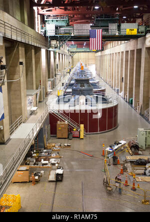 All'interno dell'impianto propulsivo all' Hoover Dam. Il gruppo elettro-magnetico di turbine che generano energia sono al centro dell'impianto. Foto Stock