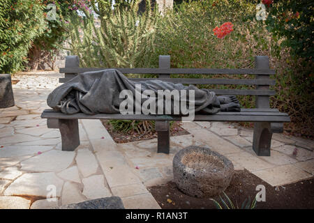 Una statua di senzatetto Gesù a motivo della chiesa di San Pietro in antiche Caparnaum sul mare di Galilea, Israele. Foto Stock