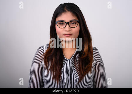 Chiusura del grasso di giovane imprenditrice persiano indossando occhiali di un Foto Stock
