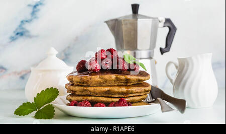 Banner di gluten-free verde frittelle di farina di grano saraceno con frutti di bosco freschi e sciroppo d'acero. La deliziosa colazione vegana senza uova, farina e zucchero raffinato. Egli Foto Stock