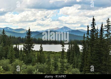 Lago di Echo sul Monte Evans in Colorado Montagne Rocciose con alberi di pino in primo piano e le montagne sullo sfondo Foto Stock