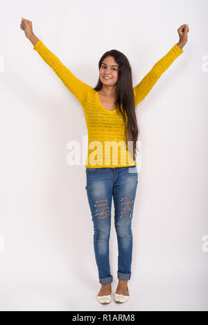 Corpo pieno colpo di giovani indiani felici donna sorridente e in piedi Foto Stock