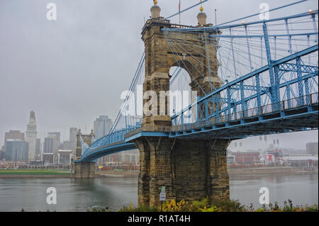 John A. Roebling Suspension Bridge tra Covington, Kentucky e di Cincinnati, Ohio Foto Stock